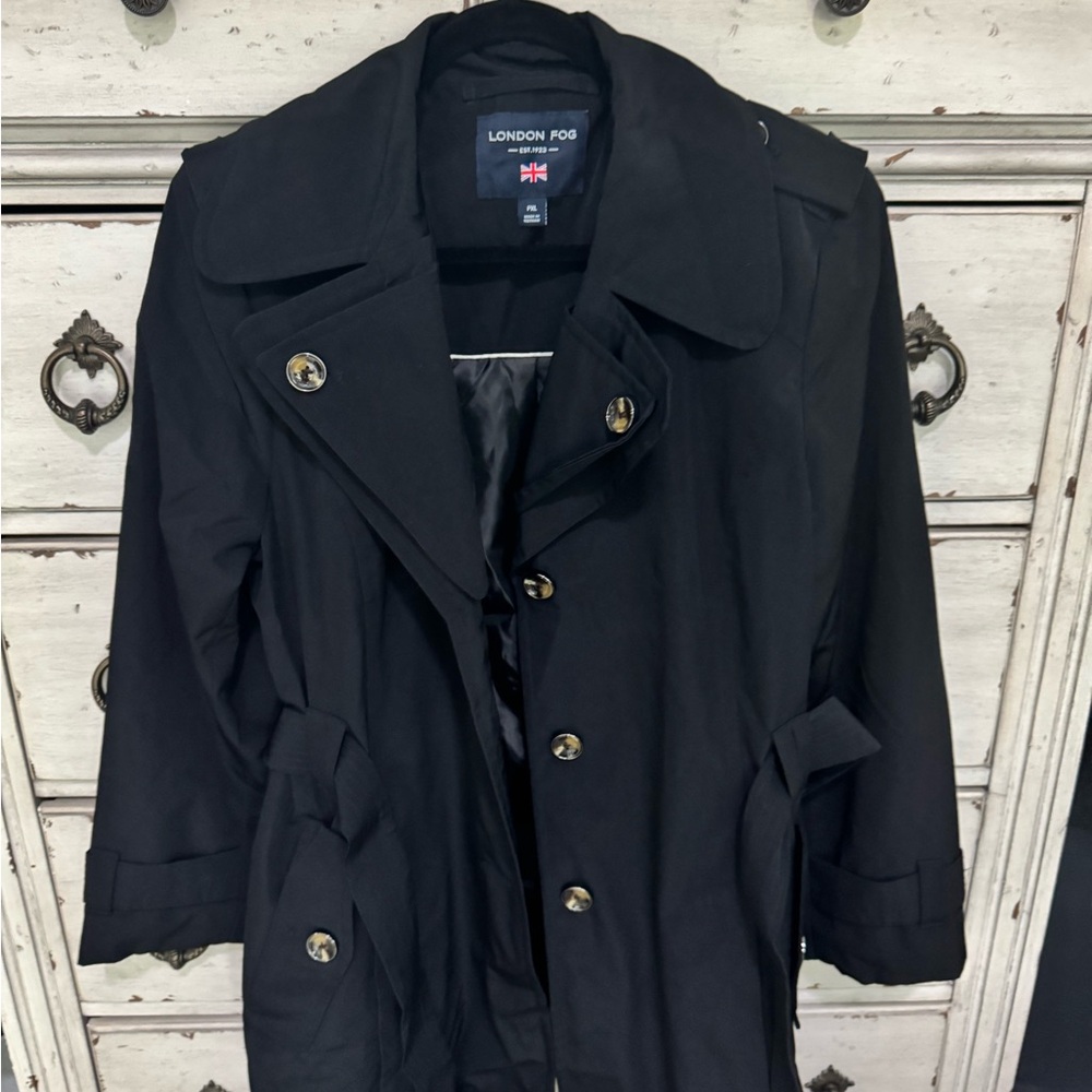 London Fog Elegant Black Coat
Very nice coat. Excellent condition.